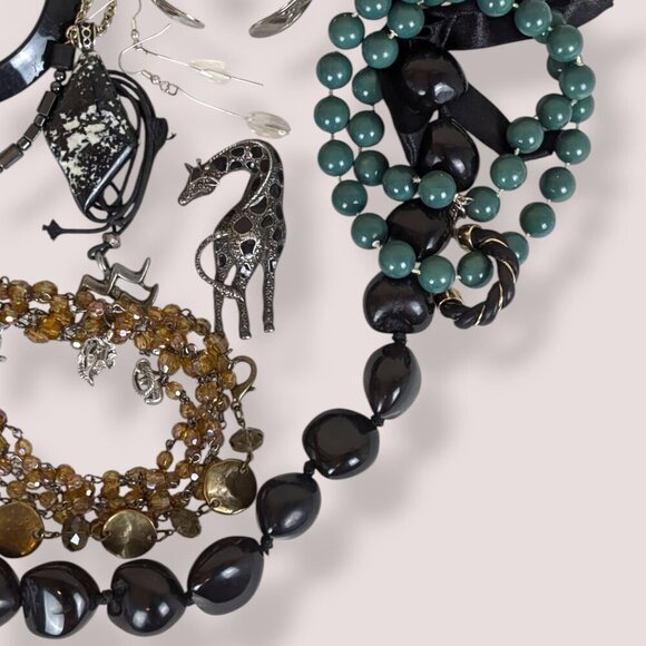 EDGAR - Vintage To Now Jewelry Lot - 032 - Picture 6 of 7